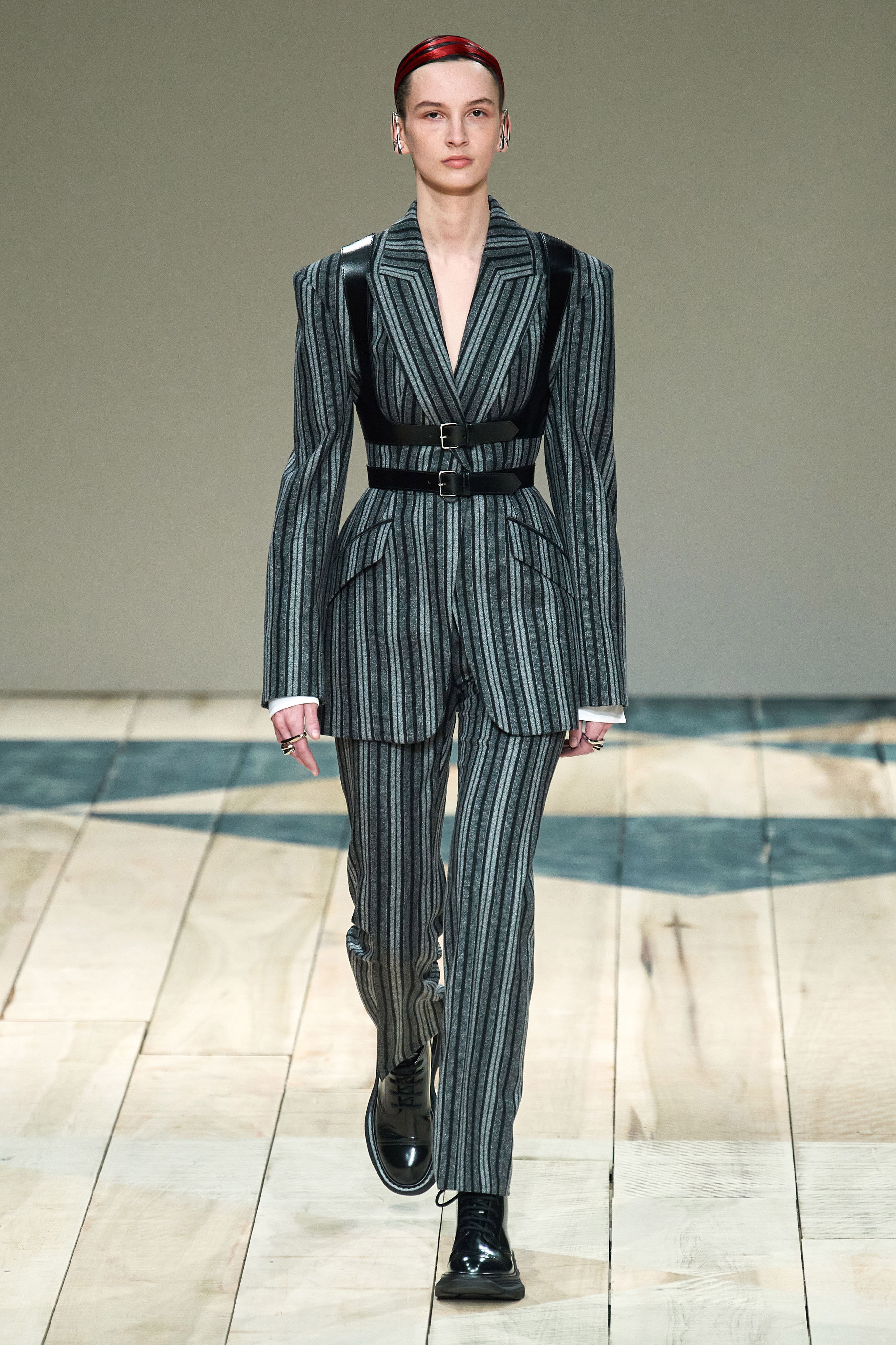 البدلة الرجالية المخططة من Alexander McQueen