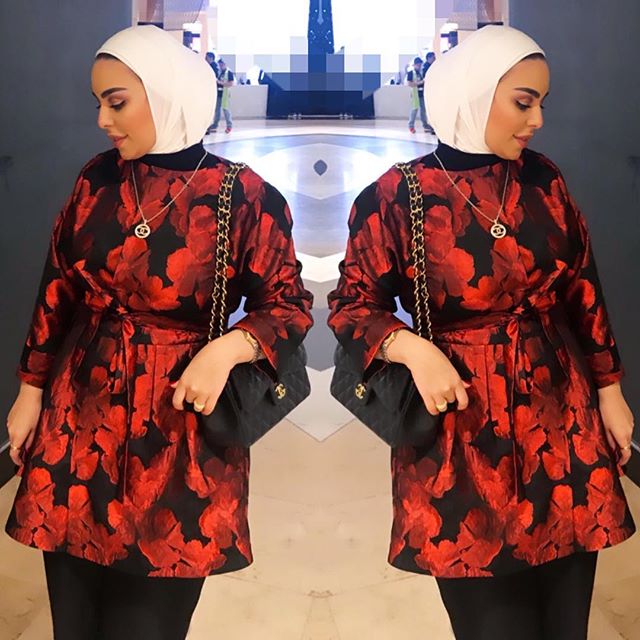 البلوزة الستان الطويلة مع رسومات الورود لاطلالة كلاسكية