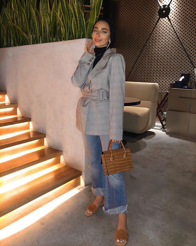 البليزر الرمادي من رنيم الرفاعي