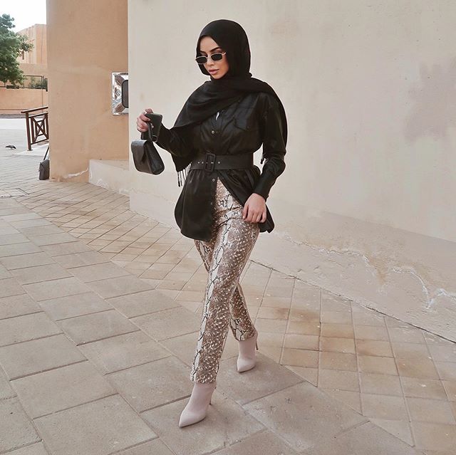 الفاشينيستا سهى بالبنطلون بجلد الثعبان الأنيق هذا الموسم