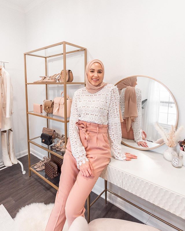 البناطيل القماشية بالألوان الأنثوية من لينا أسعد
