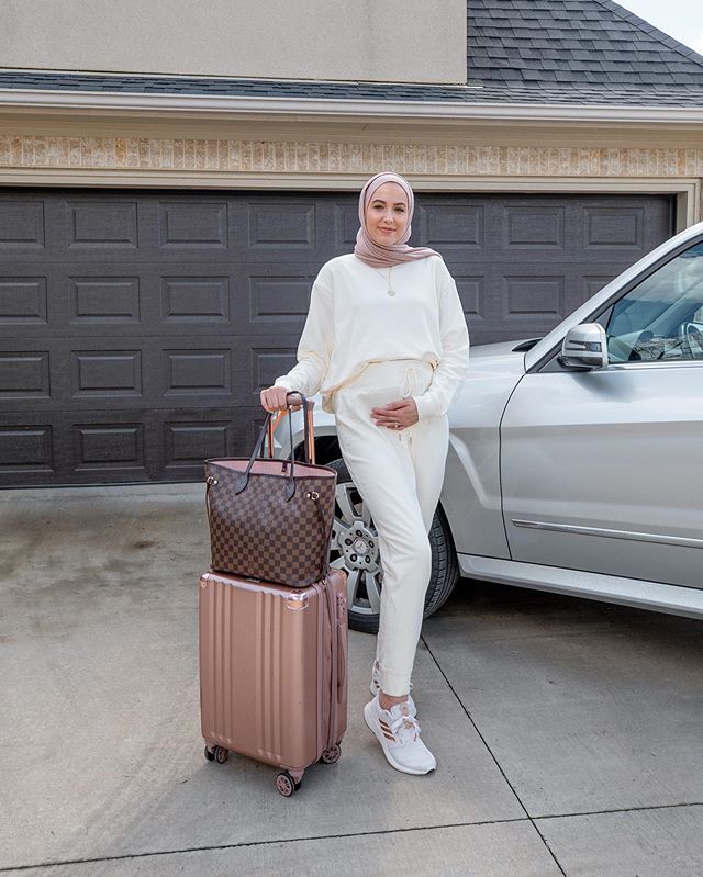 الإطلالات الرياضية والبناطيل عالية الخصر من لينا أسعد