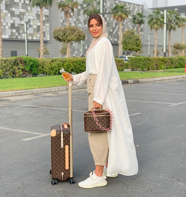 العبايه البيضاء المفتوحة بتنسيق كاجوال