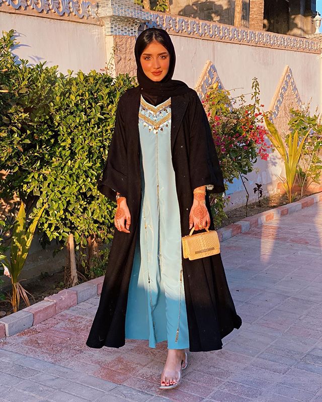 العبايه السوداء المفتوحة وتنسيق مريح