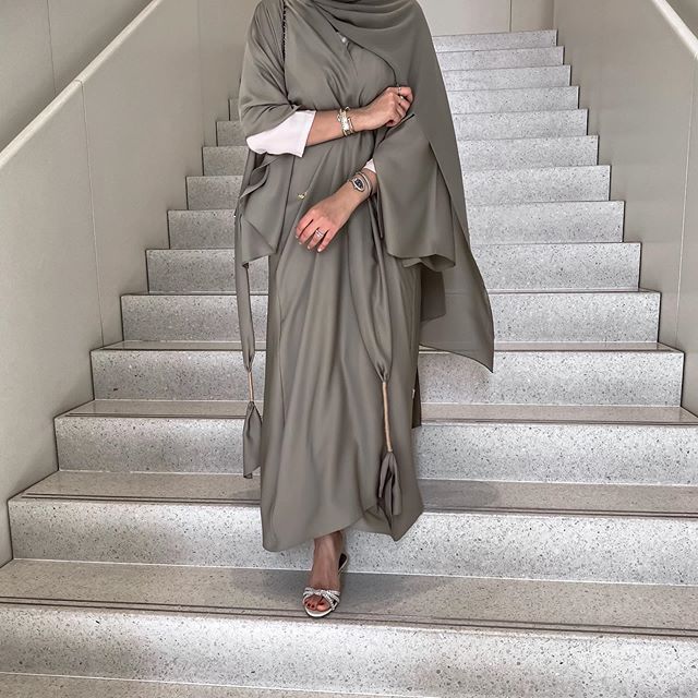 العبايه المنسدلة الناعمة من نوف التميمي