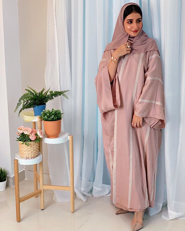 العبايه النود البسيطة ولمسة من خطوط الطول