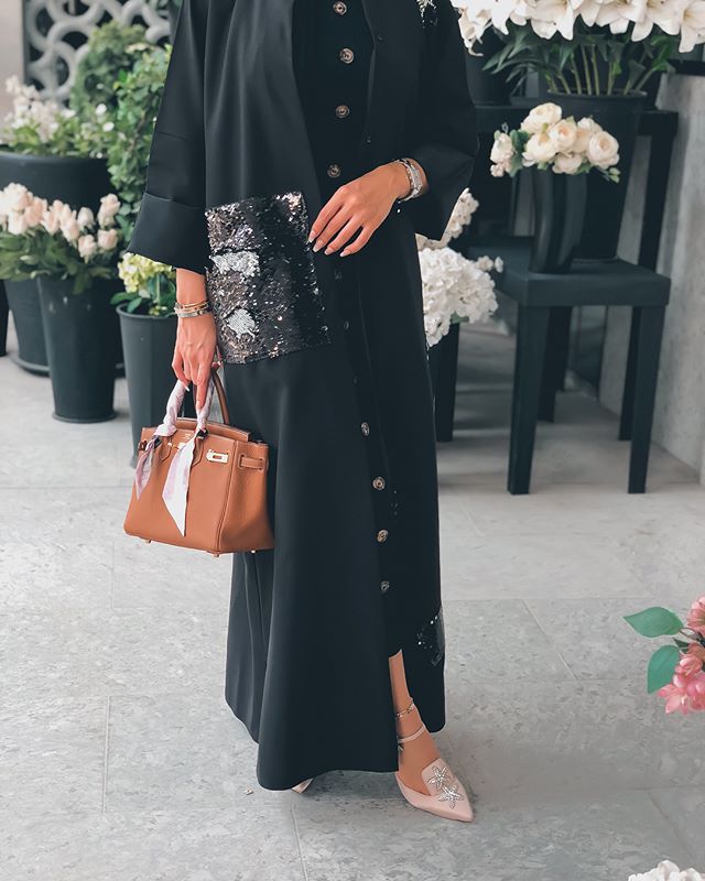 العبايه السوداء بتطريزات لامعة
