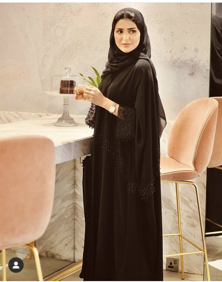 عبايه سوداء مطرزة للسهرات