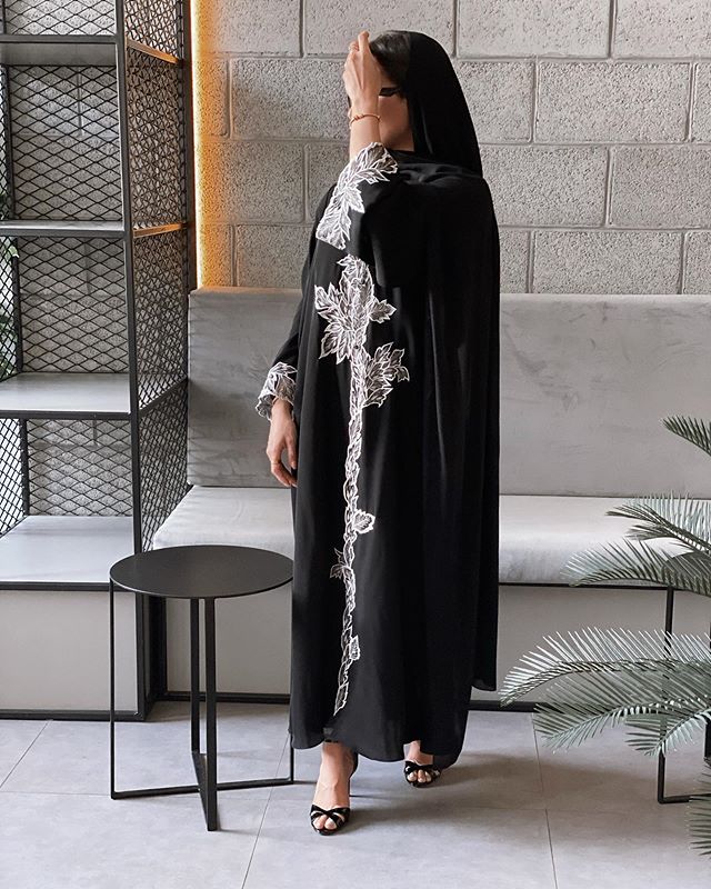 العبايه السوداء المطرزة بالورود من الفاشينيستا جوري