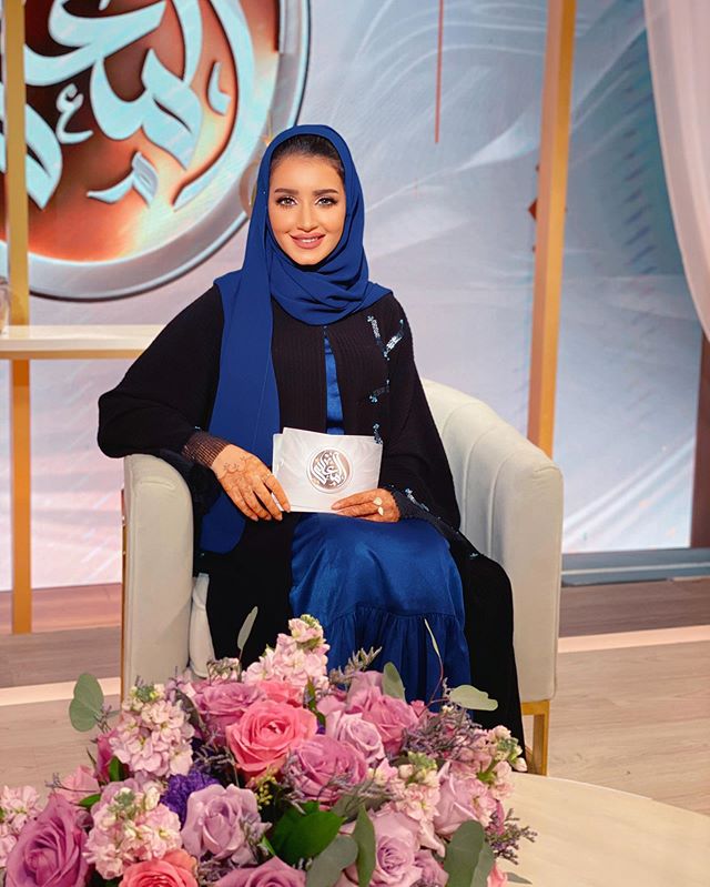العبايه السوداء مع الفستان المكشكش بدرجات الأزرق الكلاسيكي