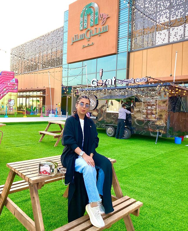 العبايه السوداء مع السروال الجينز