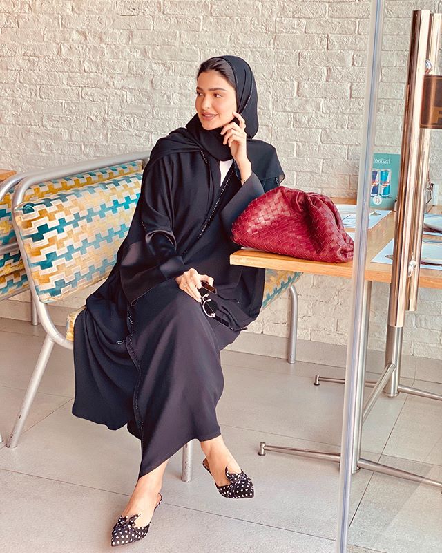 العبايه الواسعة مع الأكمام الضيقة