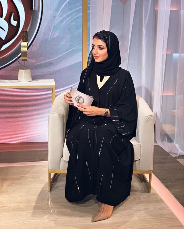 العبايه السوداء مع التطريزات الطولية
