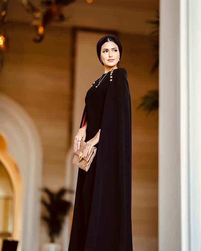 العبايه الكاب لاطلالة كلاسيكية من حنين الصيفي
