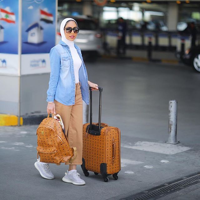  إطلالة مريحة وعملية بالقميص الجينز من الفاشينيستا فاطيمة