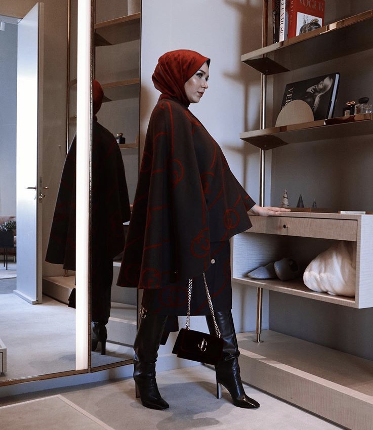 بوت الساق الكعب العالي مع الألوان المحايدة