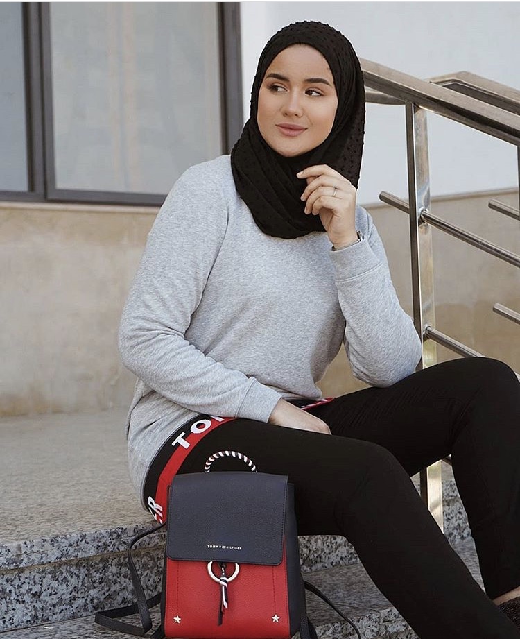 اللفة الأولى للشكل التقليدي للحجاب البسيط