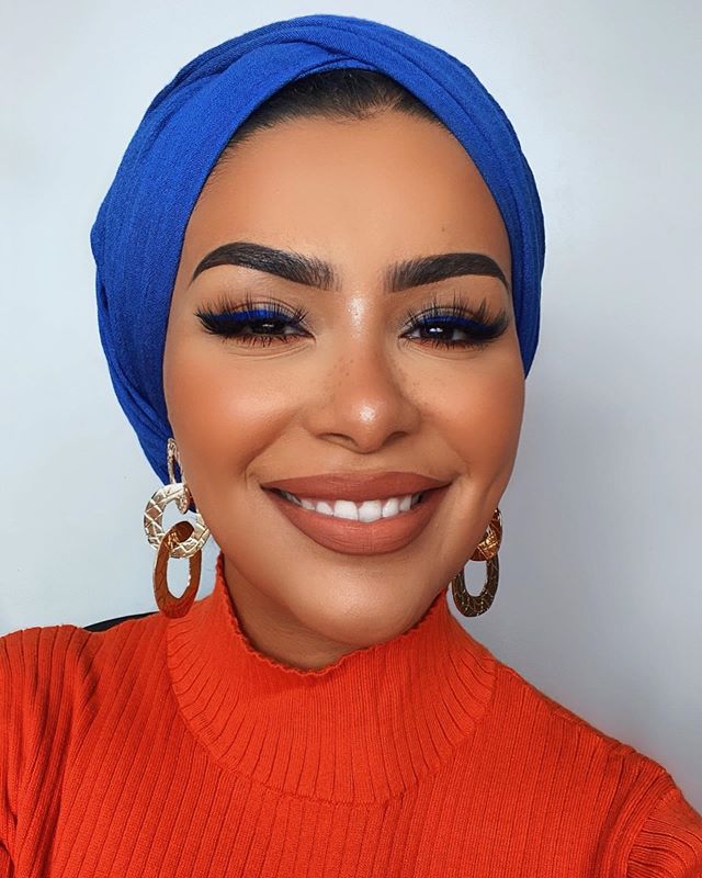 الحجاب باللون الأزرق جذاب وغير تقليدي