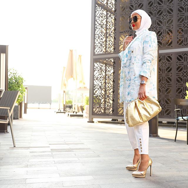 الجاكيت البليزر مع اطلالة محايدة باللون الأبيض