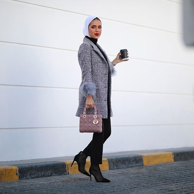 المعاطف الطويلة والبناطيل القماشية والجوارب