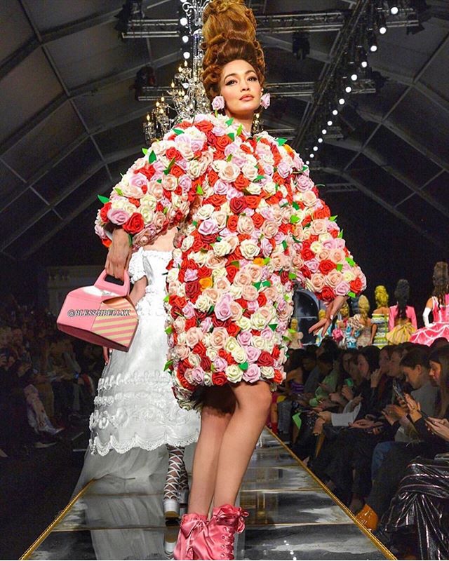الكاب الوردي من Moschino من جيجي حديد