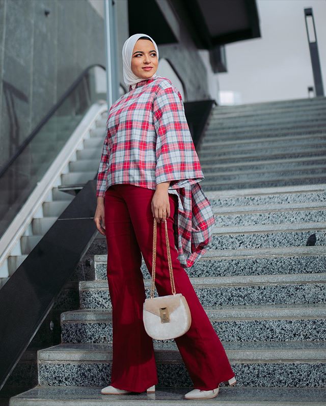 البلوزة الكاروهات الواسعة والبناطيل الشارلستون