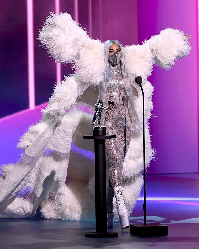الليدي غاغا بإطلالة من فالنتينو بحفل الـ Vmas