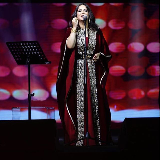 القفطان الأسود مع الأحمر وقصّة الأكمام الواسعة