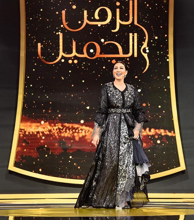 القفطان من الدانتيل الأسود والفضي