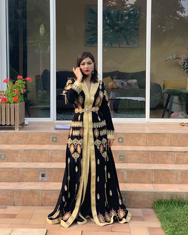 القفطان الأسود الفخم مناسب لكل الفتيات