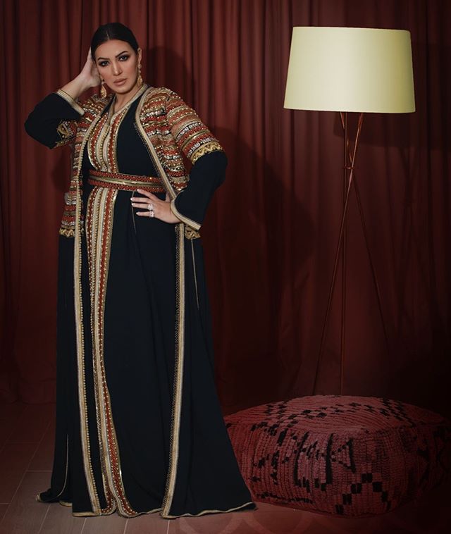 القفطان الأسود من طبقتين بأسلوب أسماء المنور