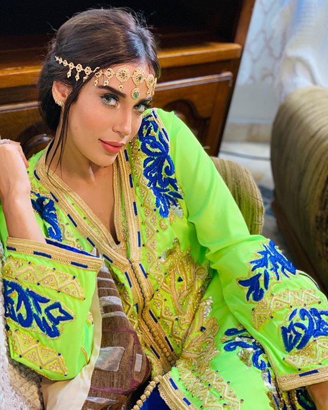 القفاطين بألوان فاقعة من كريمة غيث