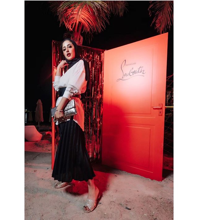 التنورة المكسرة مع القميص الطويل