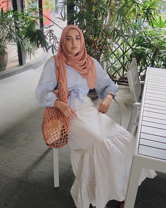 القميص مع الرباط والتنورة البيضاء