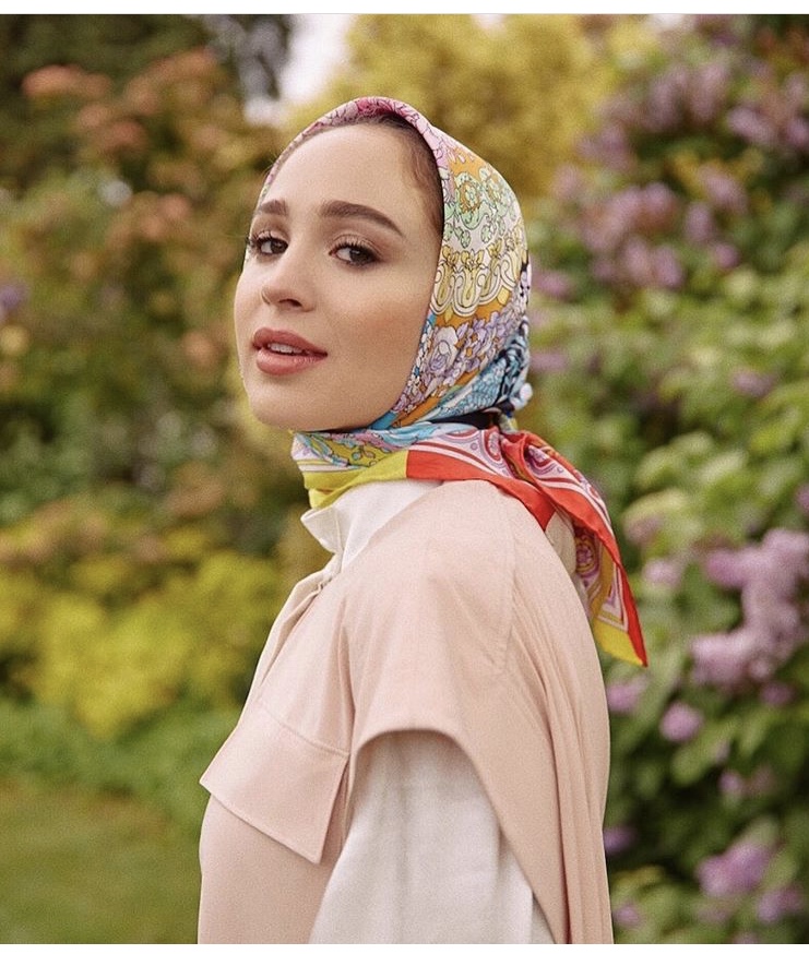 ماريا عليا بالحجاب الملون