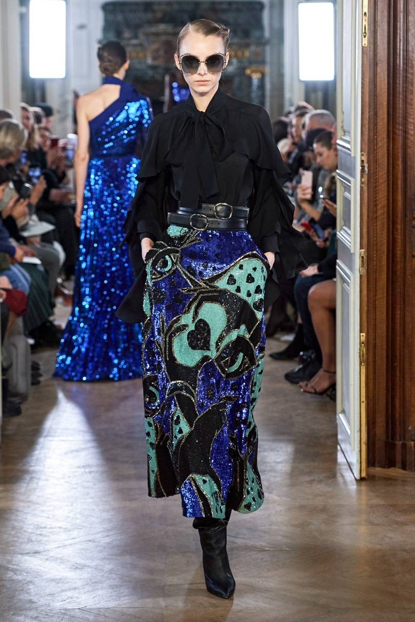   التنورة عالية الخصر اللامعة بألوان جذابة من Elie Saab