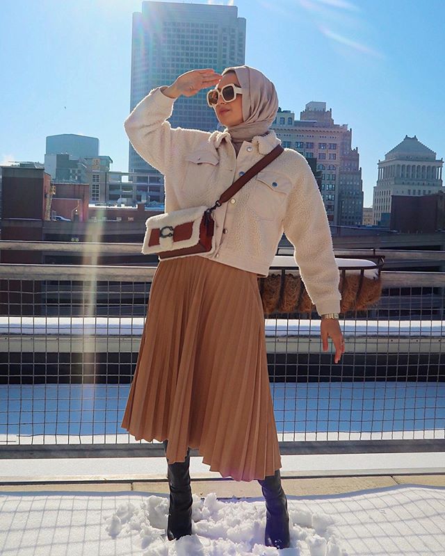 الجيب البلسيه البيج مع الجاكيت القصير