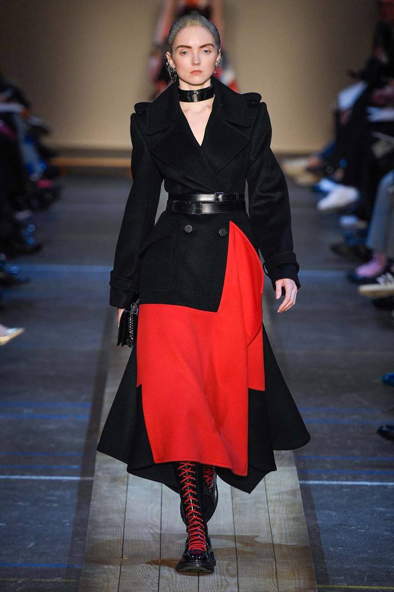  التنورة باللون الفاقع مع البليزر الطويلة من Alexander McQueen
