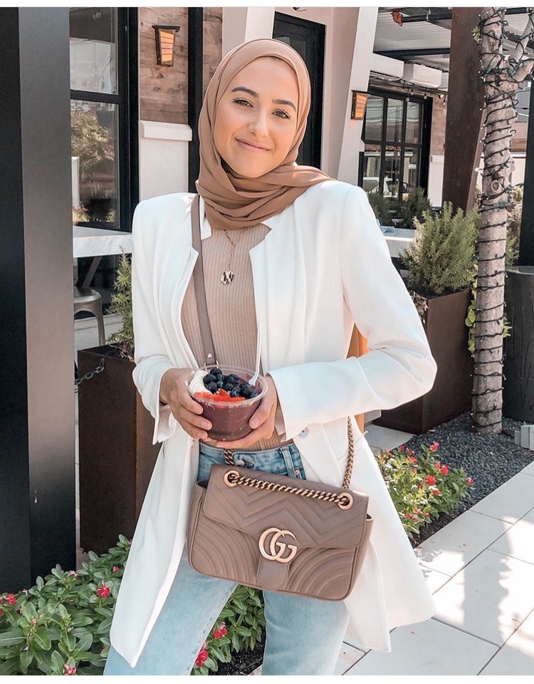 قطع أساسية تركز عليها لينا أسعد لاطلالاتها بألوان المخمل