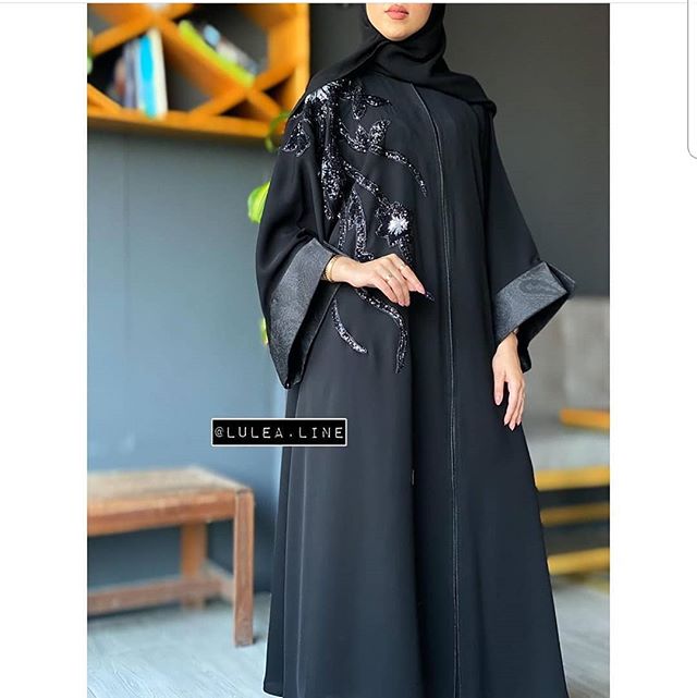 العبايه السوداء مع تطريزات على الكتف والصدر