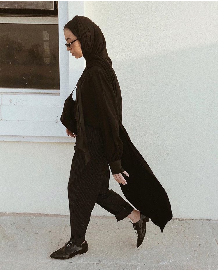 لينا الغوطي باللون الأسود القاتم