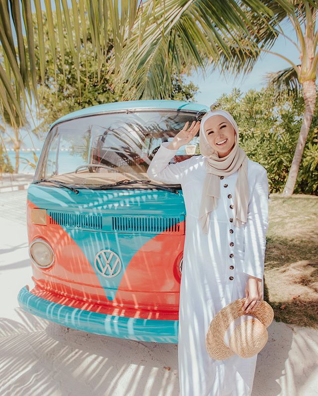 الفستان الأبيض مع الأزرار الأمامية