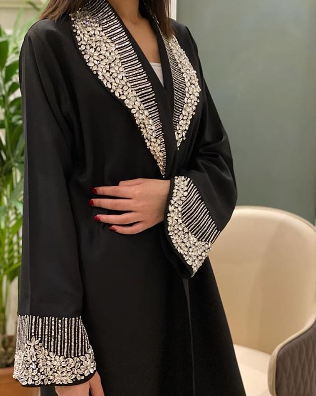 عبايات مطرزة بأحجار الكريستال