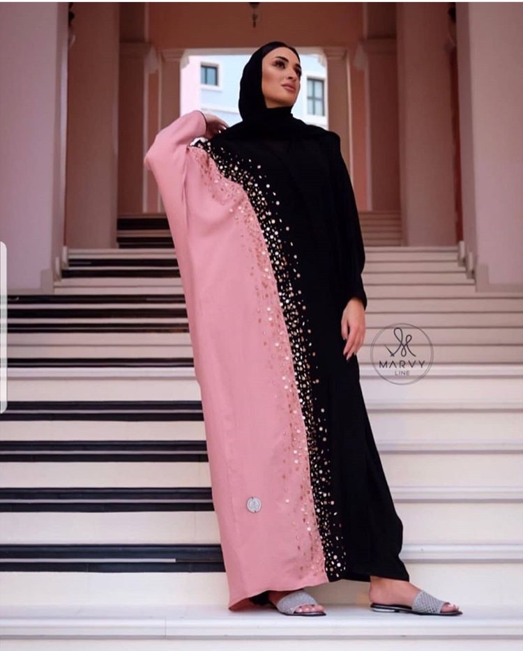 العبايه بدرجات الزهري والأسود