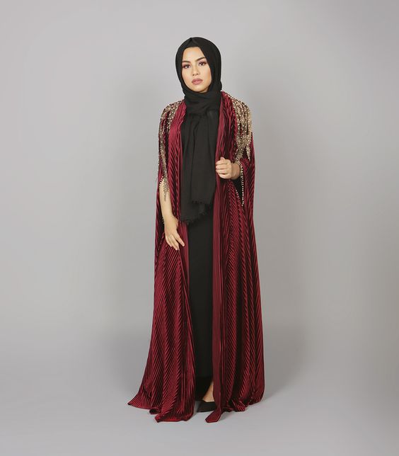 عباية مخملية مع تصميم الكاب
