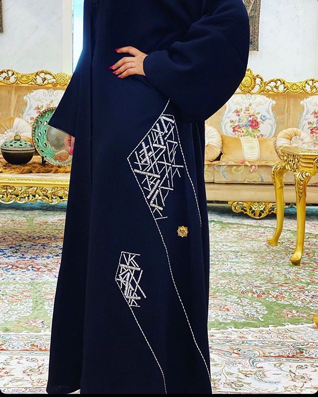  العبايه باللون الأزرق الداكن مع رسومات هندسية