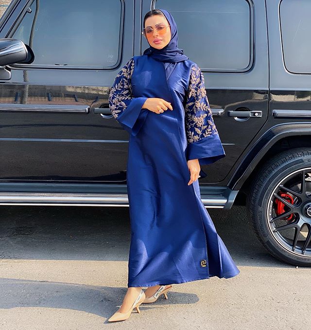  العبايه مع التطريزات الفضية على الأكمام