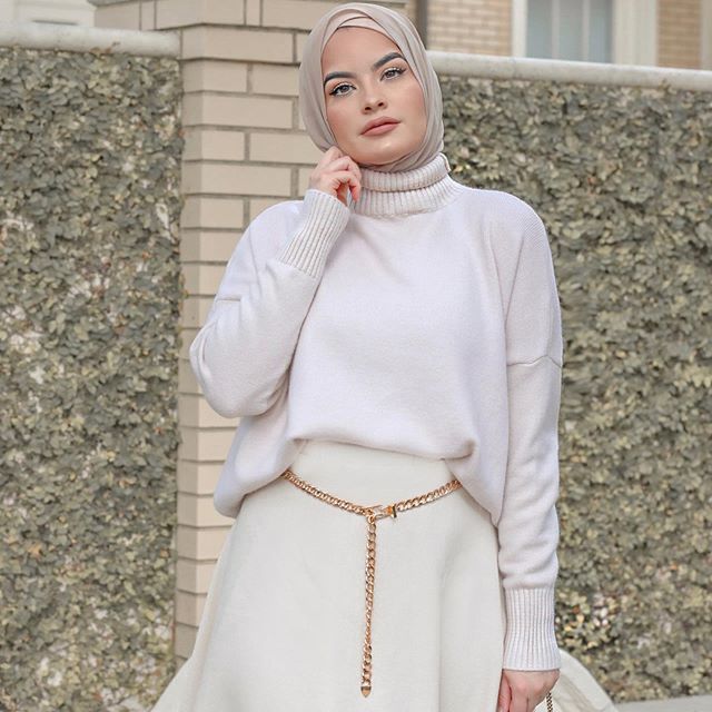 أمية زين باللوفر الصوف عالي الرقبة باللون الأبيض