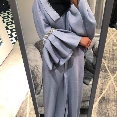 العبايه ذات أكمام الجرس مع التطريزات