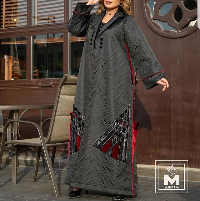 عبايات بالنقوشات المثلثية